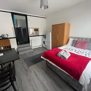 Modern Studio With Free Parking Near Sea-station-shops Apartment