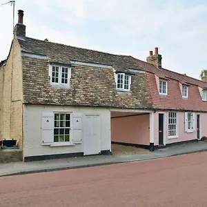 the-holts-charming-2-bed-cottage.cambridgehotelsuk.com/