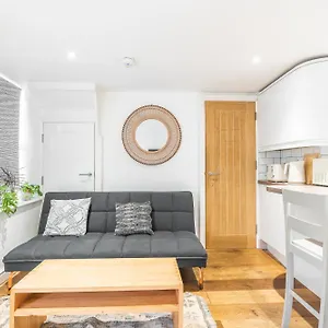 Charming & Chic, Cosy Nest, Just 2-min Walk! Apartment